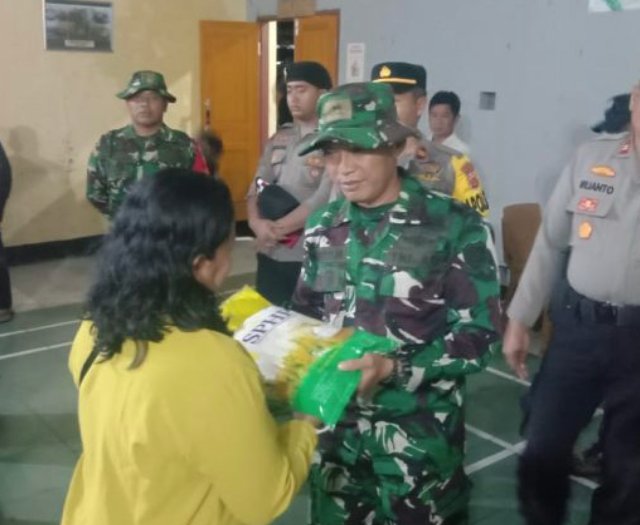 Kodim 0605/Subang Berikan Bantuan Sembako Untuk Warga Terdampak Banjir di Desa Mayang Kecamatan Cisalak 2 4629206A 133E 4B6F 8957 9C72C26F32A5